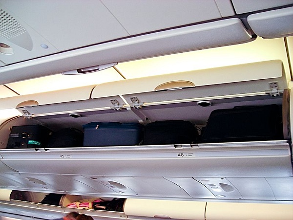 Compartimentos para el equipaje de un avin Airbus 340-600 (clase econmica).